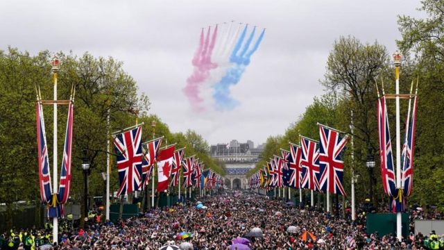 A gathering of well-wishers on the coronation in the region "The Mall" In central London to watch the Royal Arrows aerial display