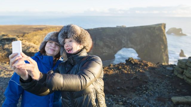 Islandesas tiram selfie em frente ao mar