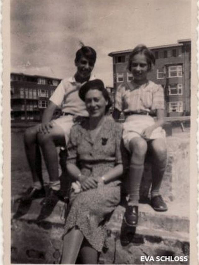 Eva con su madre y su hermano en 1941