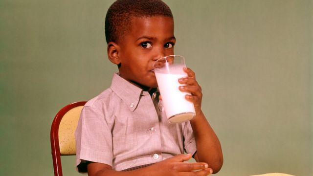 Un enfant afro-américain buvant du lait en 1960