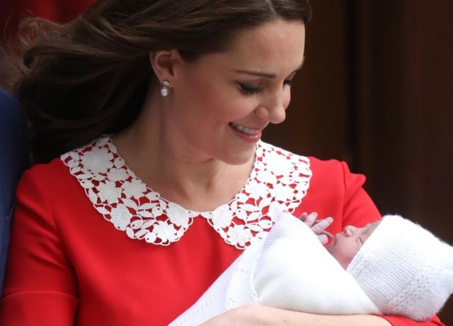 4月,英国剑桥公爵夫人凯特的第三个孩子——路易王子(Prince Louis)出生,母子离开伦敦的圣玛丽医院。