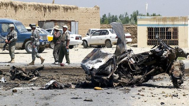 سربازان آمریکایی در حال محافظت از مکان یک حمله انتحاری در پایگاه بگرام در جون/ژوئن ۲۰۰۶