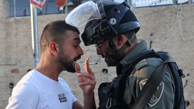 confronto entre palestino e membro das forças de segurança de Israel