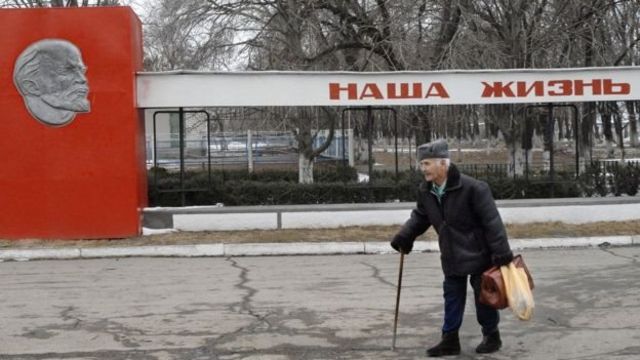 斯塔夫罗波尔一个牌子上写着我们的生活。在前苏联加盟共和国里，仍有许多人怀念苏联时代(photo:BBC)