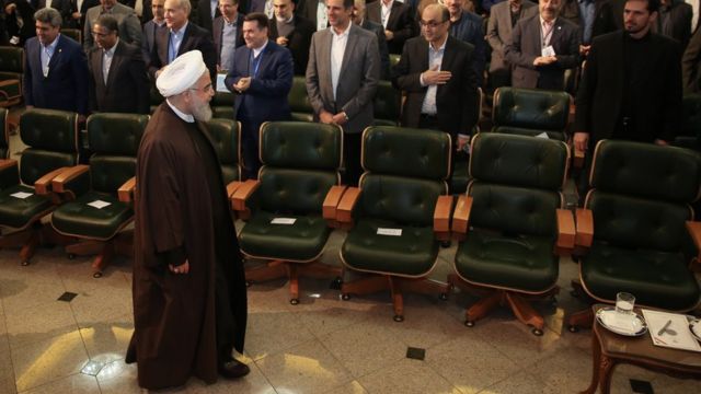 حسن روحانی در جلسه امروز از آقای ظریف، زنگنه و همتی به عنوان خط مقدم مقابله با تحریم‌ها تشکر کرد