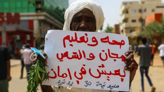 يعيش السودانيون أوضاعا اقتصادية ومعيشية صعبة للغاية