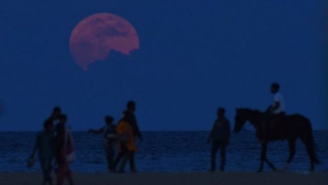 القمر على أحد شواطئ الهند