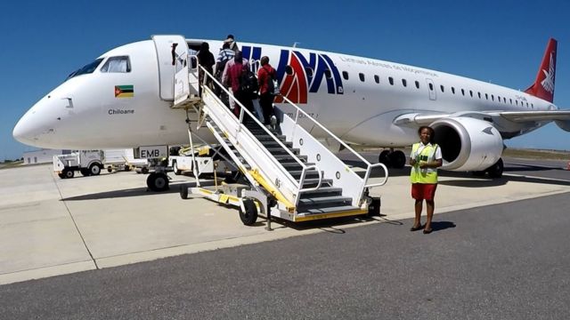 Passageiros embarcam em aeronave Embraer 190, operada pela LAM (Linhas Aéreas de Moçambique) no Aeroporto Internacional de Nacala