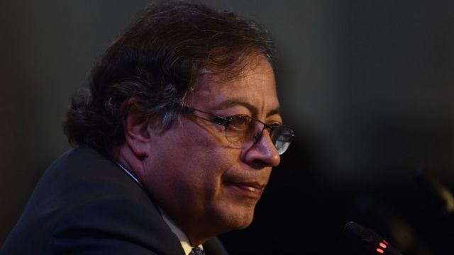 Petro de perfil em reunião