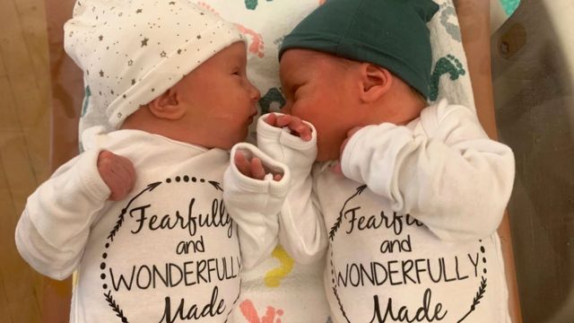 Los gemelos recién nacidos Lydia Ann y Timothy Ronald Ridgeway.