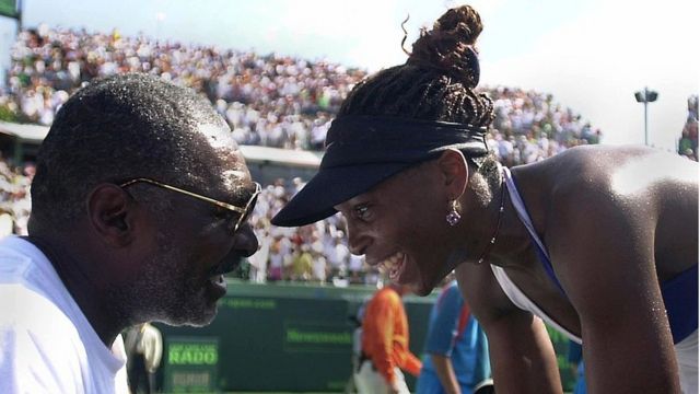 Richard felicita a su hija Venus luego de vencer a Jennifer Capriati en 2001