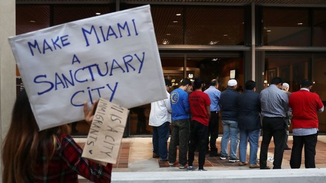 Protesta en Miami por la nueva política contra los indocumentados