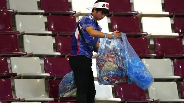 مشجعون يابانيون ينظفون الملعب بعد الفوز على ألمانيا