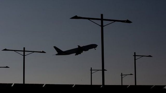 Un avión volando