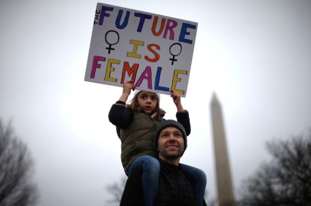 トランプ大統領の就任翌日 、女性の権利を主張する抗議運動が世界600カ所以上で行われた。写真は、ワシントンで6歳の娘を肩車するカリル・ハイモア・クアシャさん。
