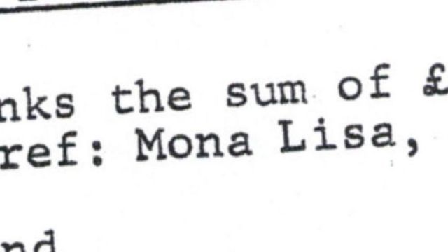 Un detalle en primer plano de un documento que muestra las palabras "Mona Lisa".