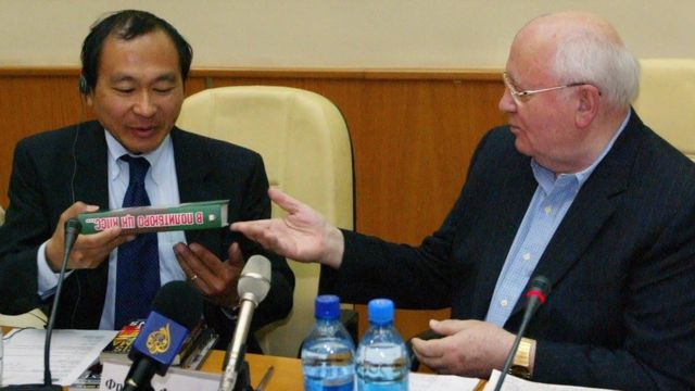 Triết gia, nhà nghiên cứu chính trị học Francis Fukuyama nhận sách từ Mikhail Gorbachev trong một lần thăm Moscow năm 2007
