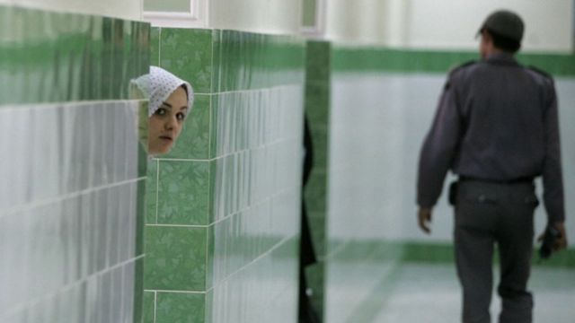 Una mujer iraní detenida en prisión.