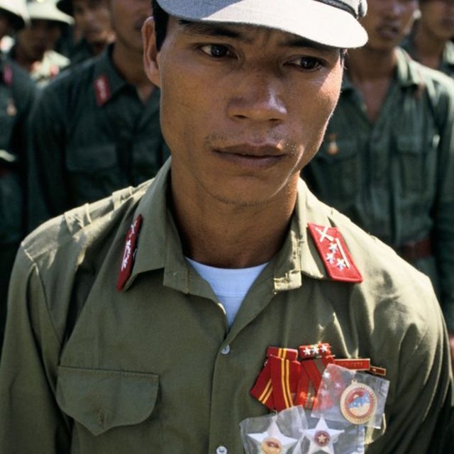 Một người lính Việt Nam trở về TP Hồ Chí Minh sau khi Việt Nam rút quân khỏi Campuchia vào tháng 9/1989