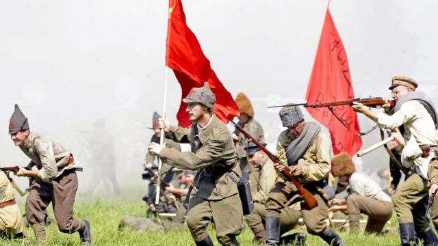 Dựng lại cảnh Hồng quân mang cờ búa liền tấn công vào Ba Lan năm 1920