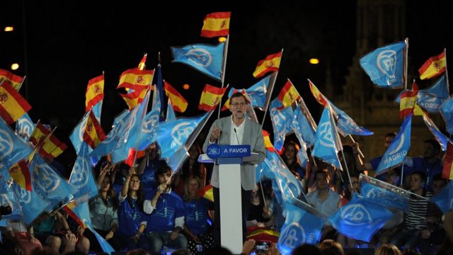 O premiê espanhol, Mariano Rajoy, discursa durante a campanha