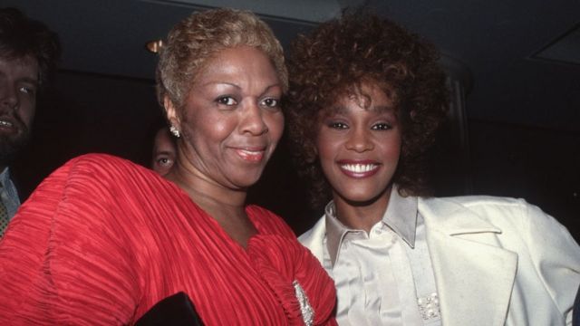 La cantante Whitney Houston y su madre, Cissy Houston, durante una fiesta relacionada con los premios Grammy el 24 de febrero de 1987