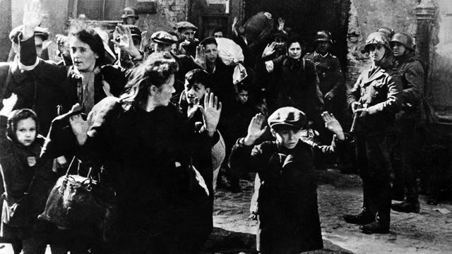 Cerca de 450 mil judeus foram presos no Gueto de Varsóvia, onde os nazistas planejavam exterminá-los por fome e doenças
