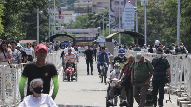 Personas cruzando la frontera