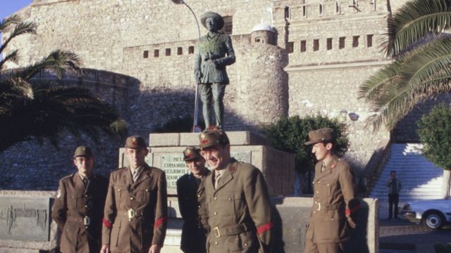 Militares en 1978 frente a una estatua de Francisco Franco en Melilla.