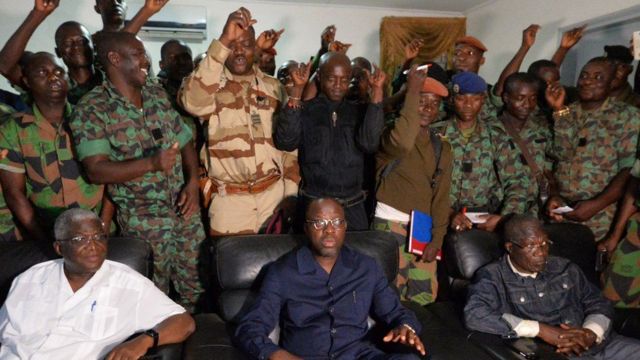 Alain Richard Donwahi, ministre ivoirien de la défense, entouré des mutins, avec les membres de sa délégation, à Bouaké