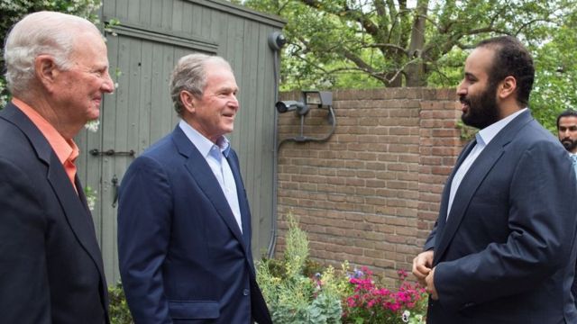 محمد بن سلمان والرئيس الأمريكي السابق جورج دبليو بوش ووزير خارجية إدارته جيمس بيكر