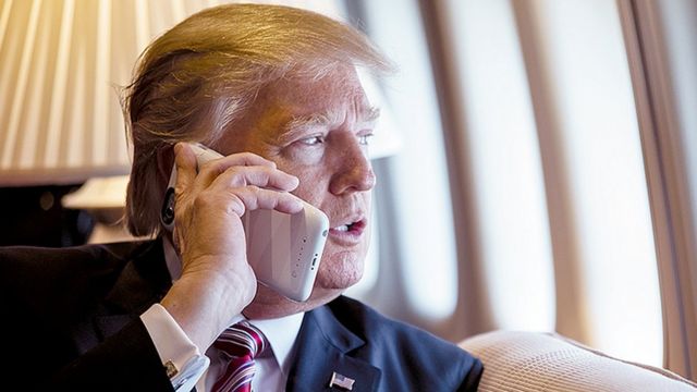 トランプ大統領は、政府公認の電話しか使っていないと主張している