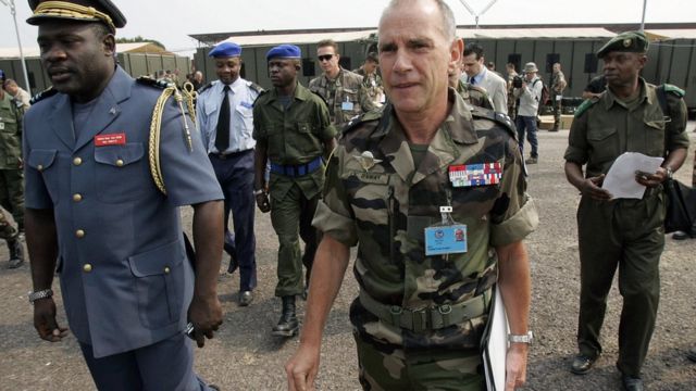 Le général John Numbi, à gauche à côté du général Christian Damay, commandant français de l'EUROFOR après une conférence de presse à Kinshasa le 14 juillet 2006.