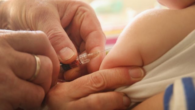 Niño siendo vacunado contra el sarampión
