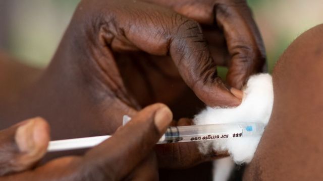 Vacunación en Uganda.