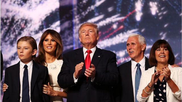 트럼프 대통령은 2016년 부인과 아들과 함께 공화당의 대선 후보 지명을 수락했다