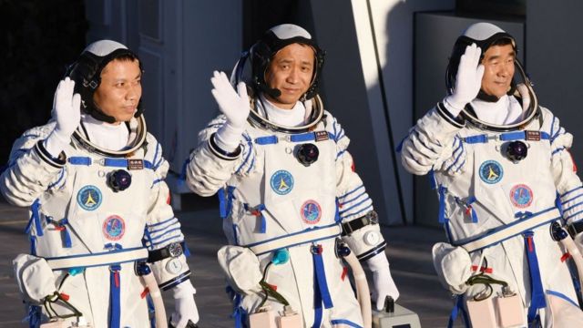 Astronauts Nie Haisheng (C), Liu Boming (R) and Tang Hongbo