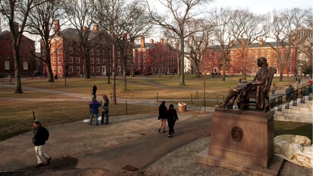 Estatua de John Harvard en el campus de la universidad.