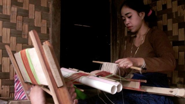Perempuan Baduy Dalam menenun.