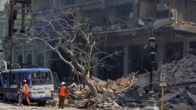 Escombros tras la explosión en el hotel Saratoga