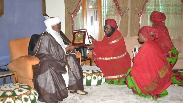 Awọn iyawo ologun n kunlẹ ki sultan ilu Sokoto