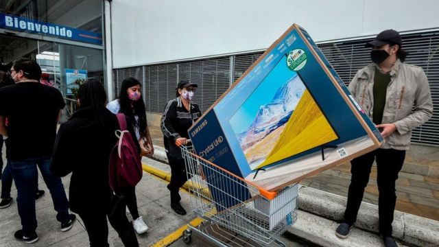 colas en el Black Friday en Bogotá.