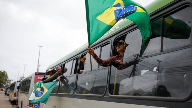 Invas&atilde;o em Bras&iacute;lia: por que, mesmo detidos, bolsonaristas mantiveram  celulares? - BBC News Brasil