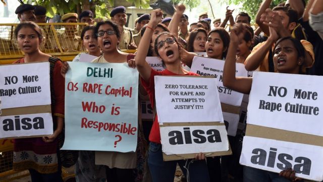 Mujeres protestando en Nueva Delhi contra el abuso sexual extendido en India.