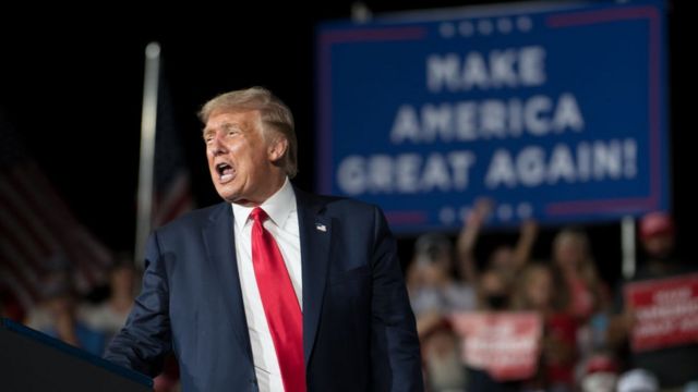 Donald Trump berbicara dalam sebuah kampanye di AS