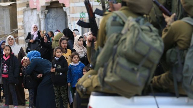 Quân Israel đối mặt với người dân Palestine ở Gaza
