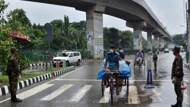 সংক্রমণ সামাল দিতে বাংলাদেশে এখন দেশজুড়ে কঠোর লক-ডাউন চলছে।