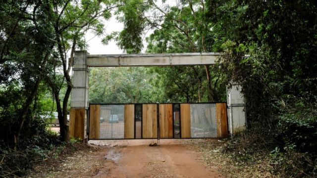 Portão fechado em meio a área verde