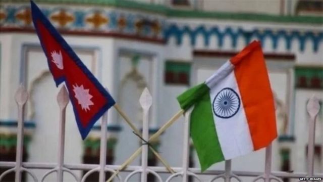 नेपाल और भारत का झंडा