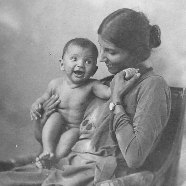 Dorothy Bonarjee con su hijo, Denis, que murió en la infancia.